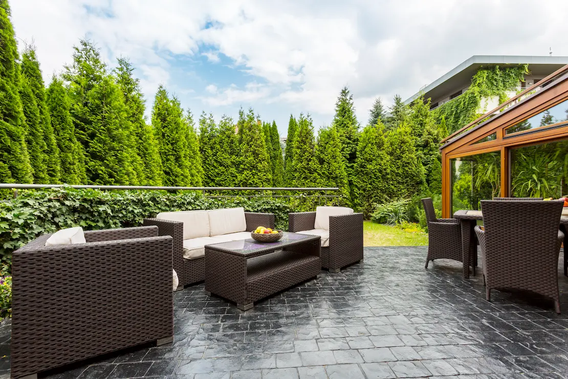 Maison avec espace détente extérieur avec sol en béton imprimé